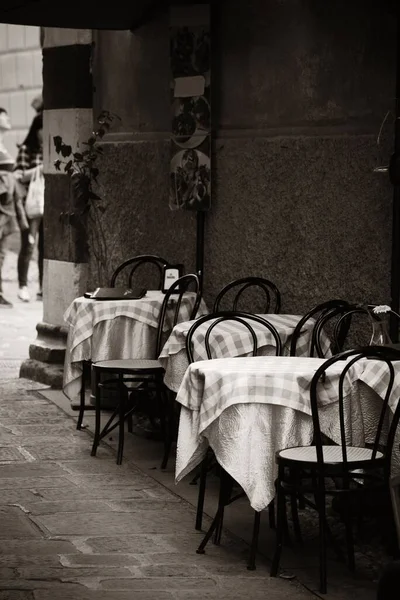在意大利五渔村的蒙泰罗索街为客人准备的餐厅餐桌 — 图库照片
