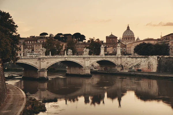 Tiber 그리고 일몰에서 바티칸 시티에서 세인트 대성당 — 스톡 사진