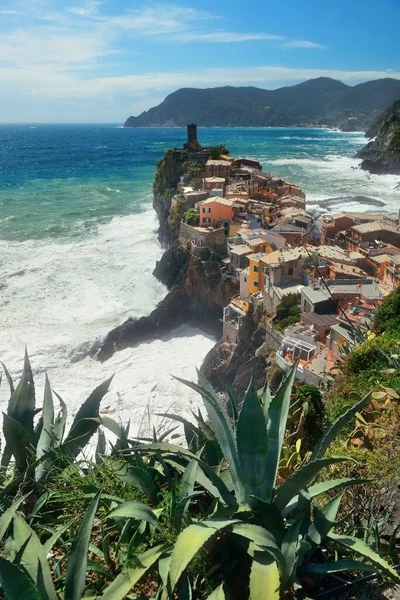 Vernazza Épületek Sziklák Tenger Felett Cinque Terre Olaszország — Stock Fotó