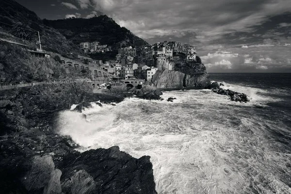马那罗拉以黑白相间的方式俯瞰地中海 在意大利辛克特尔的悬崖上俯瞰着建筑物 — 图库照片