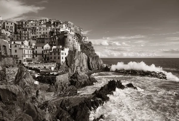 Manarolaは黒と白のイタリア チンクテレの崖の上の建物で地中海を見下ろす — ストック写真