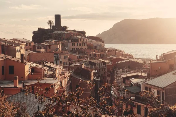 Pôr Sol Colorido Vernazza Com Edifícios Sobre Rochas Sobre Mar — Fotografia de Stock