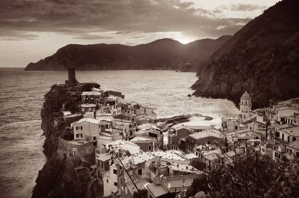 Vernazza, İtalya Cinque Terre 'de kayaların üzerinde siyah beyaz binalar..