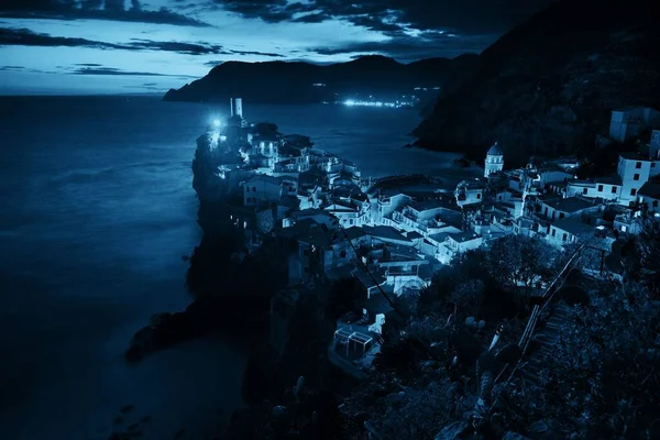 Vernazza Noite Com Edifícios Sobre Rochas Sobre Mar Cinque Terre — Fotografia de Stock