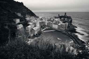 Vernazza Körfezi 'nde Cinque Terre, İtalya' da kayalıklar üzerinde binalar var..