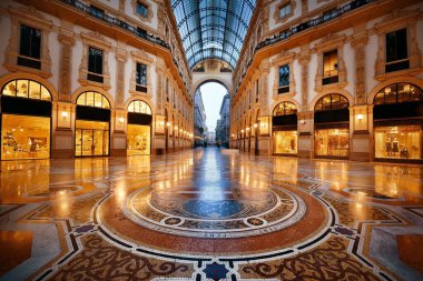 Galleria Vittorio Emanuele II alışveriş merkezi iç, Milano, İtalya.