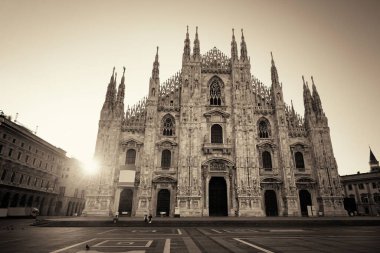 İtalya 'nın Milano şehrinde Katedral Meydanı' nda gün doğumu. 