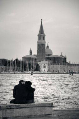 Venedik, İtalya San Giorgio Maggiore Kilisesi önünde severler.