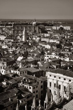 Venedik ufuk çizgisi İtalya 'nın St Mark Meydanı' ndaki saat kulesinde yukarıdan görülüyor.