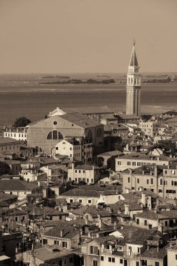 Venedik ufuk çizgisi İtalya 'nın St Mark Meydanı' ndaki saat kulesinde yukarıdan görülüyor.