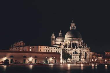Geceleri İtalya 'da Santa Maria della Salute Kilisesi ve tarihi mimari ile Venedik.