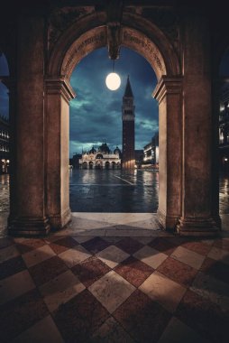 İtalya, Venedik 'teki Piazza San Marco' daki koridor gece görüşü.