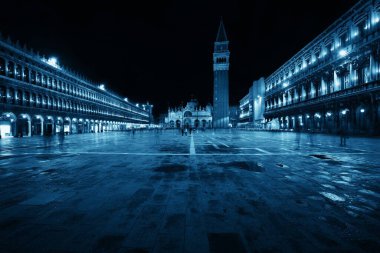 Venedik, İtalya 'daki Piazza San Marco' da geceleri çan kulesi ve tarihi binalar..