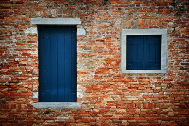 İtalya 'nın Venedik kentindeki tarihi binaların pencerelerine yakın çekim.