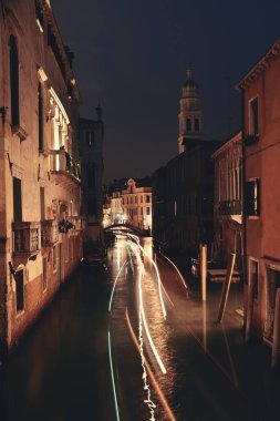 Venedik kanal manzarası, çan kulesi ve tarihi binalar. İtalya.