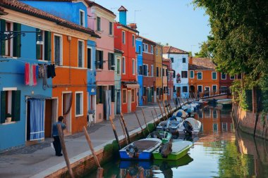 Burano renkli tarihi binalar ve kanallar. Venedik, İtalya.