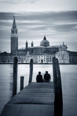 Venedik, İtalya San Giorgio Maggiore Kilisesi önünde severler.