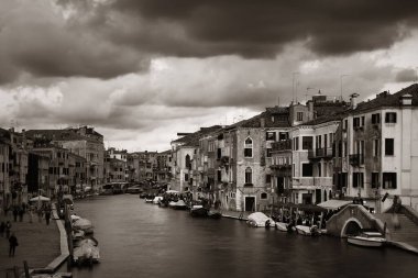 Venedik kanalı manzaralı tarihi binalar. İtalya.