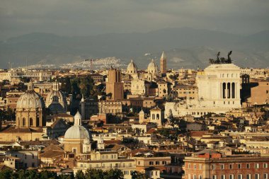Roma tarihi mimarisi ve şehir siluetinin çatı manzarası. İtalya.