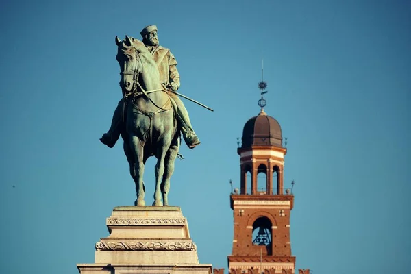 Giuseppe Garibaldi Denkmal Und Der Glockenturm Des Sforza Schlosses Mailand — Stockfoto