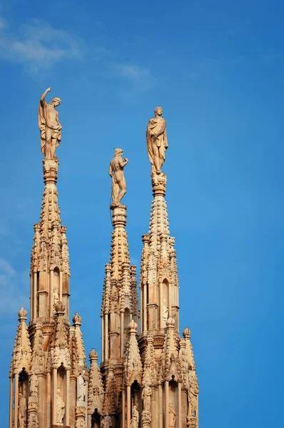 Άγαλμα Στην Κορυφή Του Καθεδρικού Ναού Στο Κέντρο Της Πόλης — Φωτογραφία Αρχείου