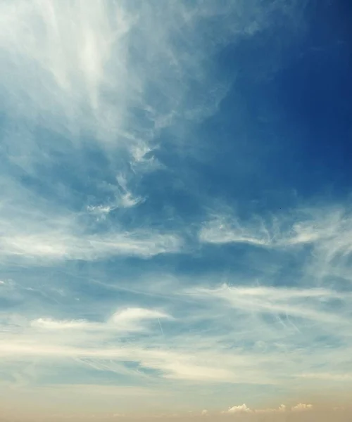Sonniger Blauer Himmel Mit Wolkenabstraktem Hintergrund — Stockfoto