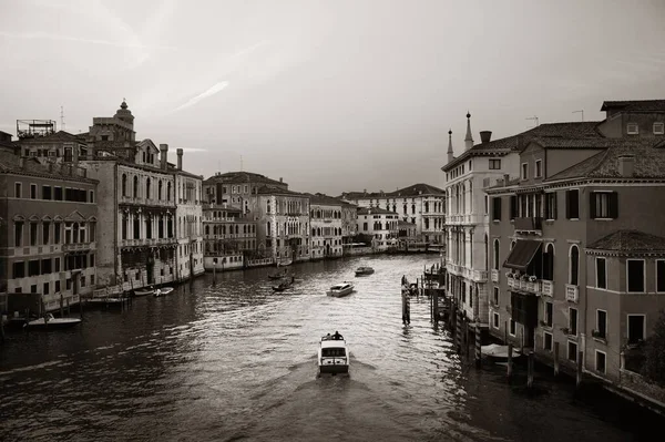 베네치아 대운하는 역사적 건물들을 보여준다 이탈리아 — 스톡 사진