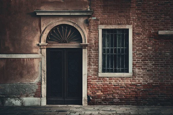 意大利威尼斯旧楼的复古门窗 — 图库照片