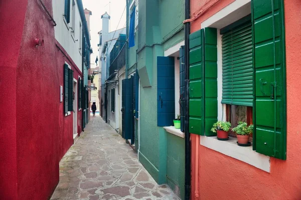 Ulice Pohled Burano Barevné Historické Budovy Benátky Itálie — Stock fotografie