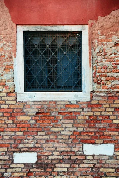Widok Bliska Okno Zabytkowych Budynkach Wenecji Włochy — Zdjęcie stockowe