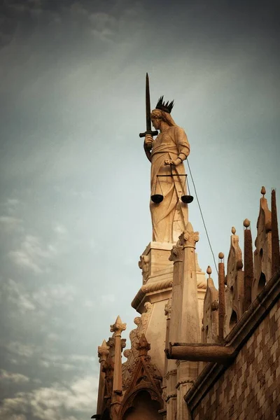 Statue Auf Dem Dach Historischer Gebäude Venedig Italien — Stockfoto