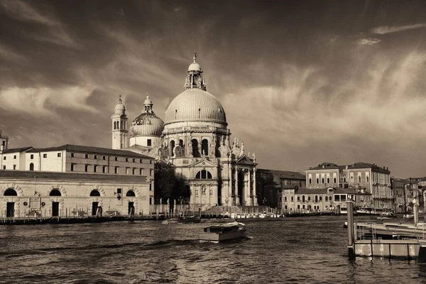 Widok Nabrzeże Kościoła Santa Maria Della Salute Kanału Włoszech — Zdjęcie stockowe