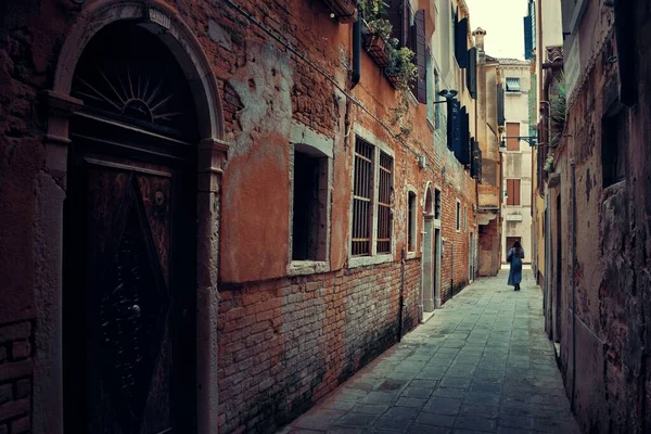 Pohled Uličky Historickými Budovami Benátkách Itálie — Stock fotografie