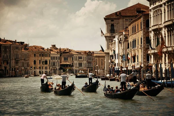 Een Groep Gondels Het Kanaal Venetië Italië — Stockfoto