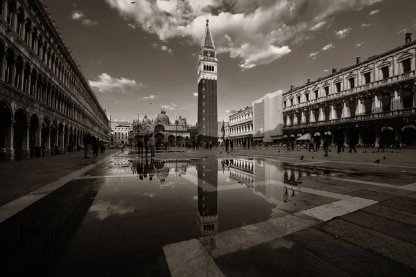Dzwonnica Odbicie Historycznych Budynków Placu Piazza San Marco Wenecji Włochy — Zdjęcie stockowe