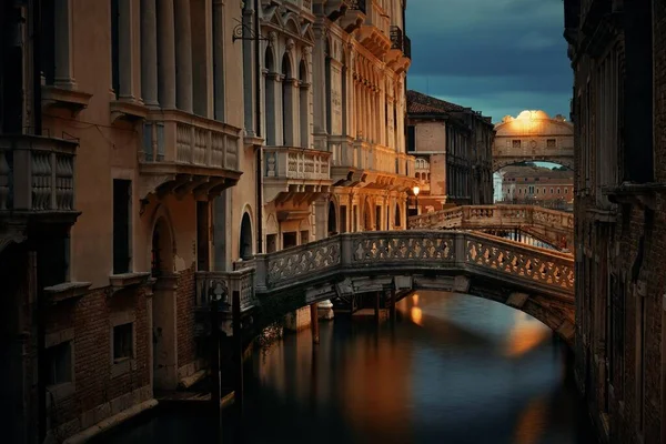 Vista Del Canal Venecia Por Noche Con Puente Edificios Históricos — Foto de Stock