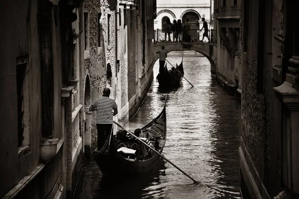 곤돌라는 베네치아에 역사적 건물들이 운하를 이탈리아 — 스톡 사진
