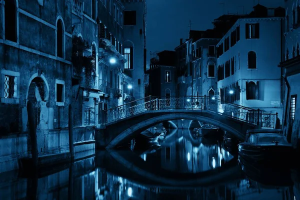 威尼斯运河的夜景 有桥梁和历史建筑 意大利 — 图库照片