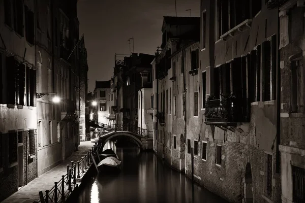 Венеціанський Канал Дивиться Вночі Історичними Будівлями Італія — стокове фото