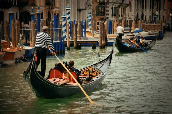 Gondola Csatornában Velencében Olaszországban — Stock Fotó