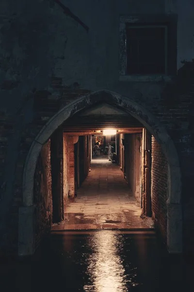 Пешеходная Дорожка Ведущая Улицу Ночью Венецию Италия — стоковое фото