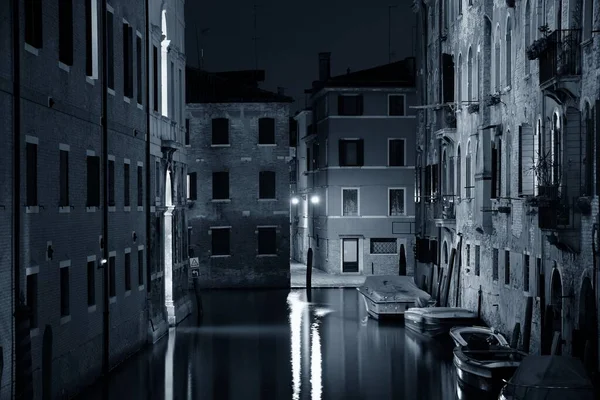 威尼斯运河的景观在夜间与历史建筑 意大利 — 图库照片