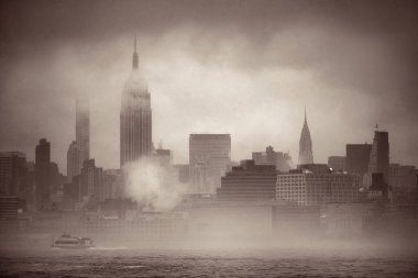 Manhattan 'ın ortasında gökdelenler ve New York' ta sisli bir tekne