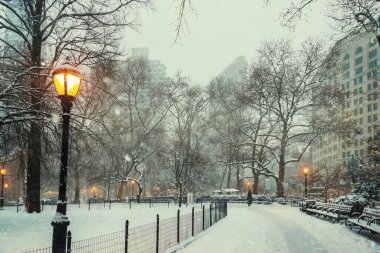 Tarihi mimarisi olan New York Şehri sokak manzarası 