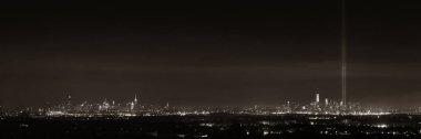 New York şehir manzarası gece panorama ve 11 Eylül anısına ışık