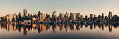 Vancouver şehir Mimarlık ve su yansımalar günbatımı panorama adlı gemiyle