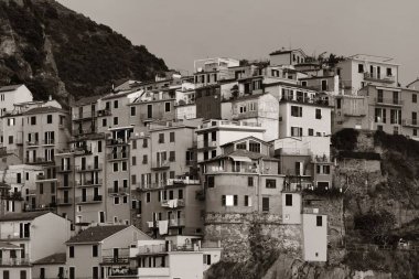 İtalya 'nın Cinque Terre kentindeki Manarola uçurumunda İtalyan tarzı yerleşik binalar..
