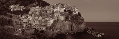 Manarola Akdeniz 'e tepeden bakan binalar Cinque Terre' de gece manzarası, İtalya.