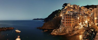 Riomaggiore rıhtım manzaralı Cinque Terre 'de gece panoraması, İtalya.
