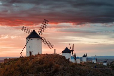 İspanya 'da Toledo yakınlarında Consuegra' da yel değirmeni batımı